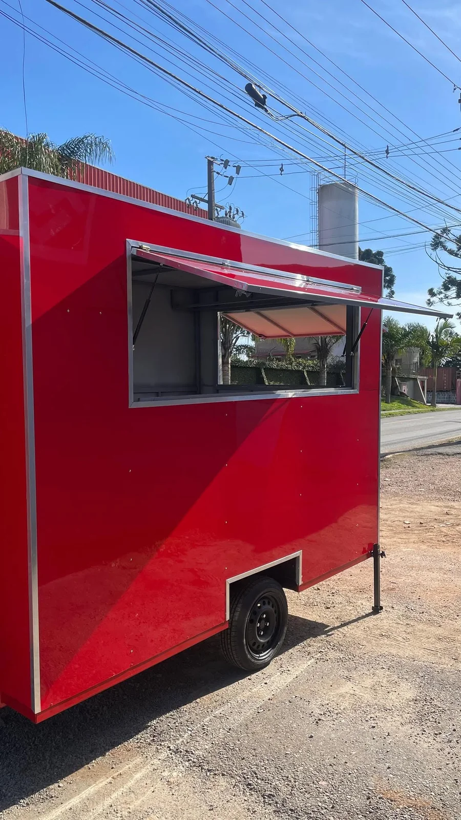 Food truck vermelho fabricado pela Truller