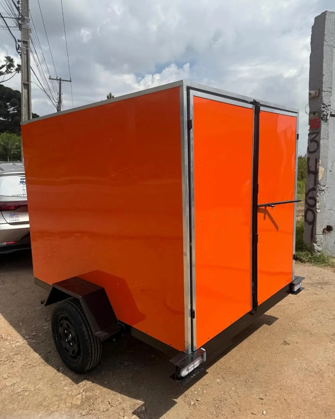 Trailer laranja fabricado pela Truller